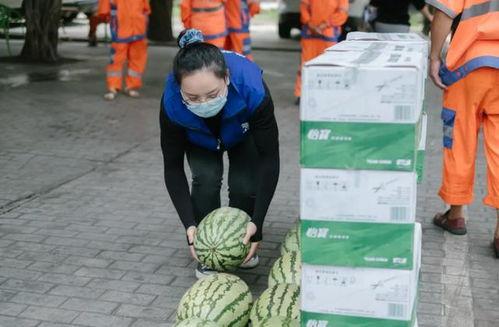 搬小凳子吃瓜,围坐一起，共享夏日吃瓜时光