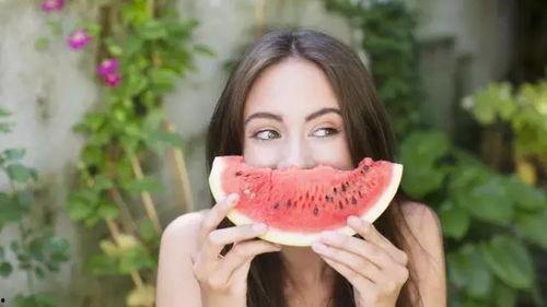 妈妈孩子吃瓜视频,温馨亲子时光记录