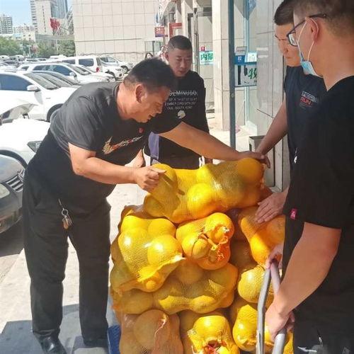 吃瓜群众抢苹果