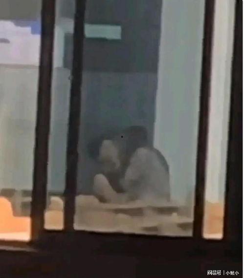 教室情侣吃瓜,揭秘校园甜蜜瞬间