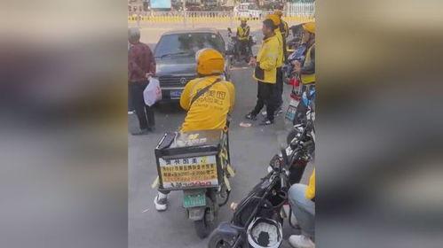 骑手强行吃瓜,引发网友热议
