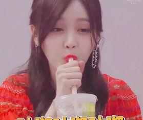 吃瓜美女喝奶茶,美女吃瓜，共享悠闲时光