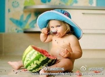 吃瓜美女喝奶茶,美女吃瓜，共享悠闲时光