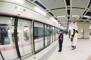 武汉地铁吃瓜,一场关于文明与素质的公共讨论