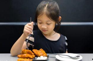 10岁女孩吃瓜,10岁女孩的甜蜜瓜果时光