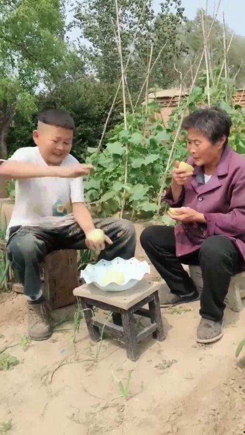 妈妈带着儿子吃瓜,妈妈带儿子共享甜蜜瓜果时光