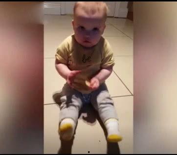 爸妈坑小孩吃瓜,一场亲子间的甜蜜“较量”