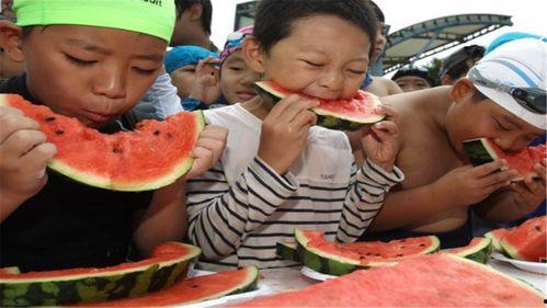 外国吃瓜看热闹,外国看热闹的众生相