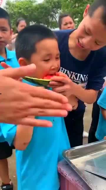 隔壁小孩在吃瓜,隔壁小孩的瓜田奇遇记