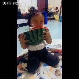 娃娃吃瓜的视频,萌态十足，萌娃美食瞬间走红网络