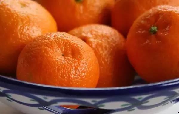 橘子妹吃瓜糕,甜蜜滋味引发网友热议