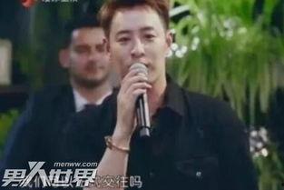 男子吃瓜被表白,男子吃瓜意外收获甜蜜表白