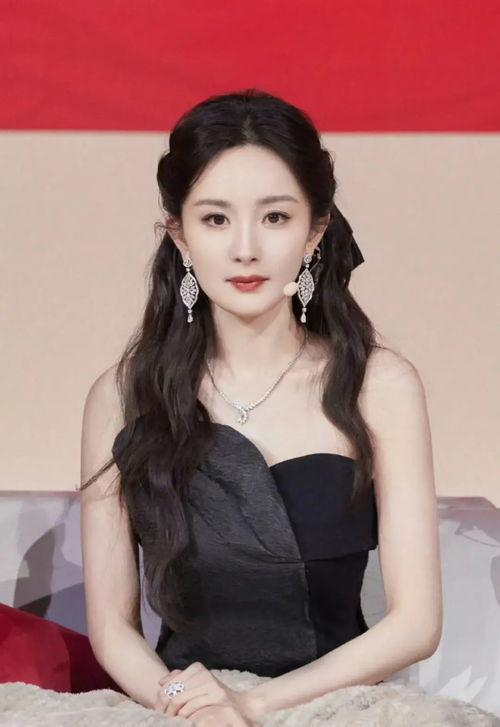 杨幂晚会吃瓜,揭秘明星幕后故事