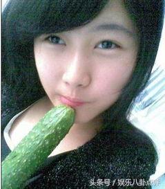 美女在水下吃瓜,美女畅享水下瓜果盛宴