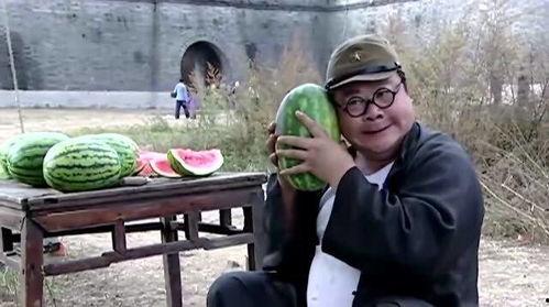 东北小伙吃瓜不给钱,免费吃瓜引发争议