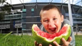 国外街头偷笑吃瓜,揭秘国外“吃瓜”文化现象